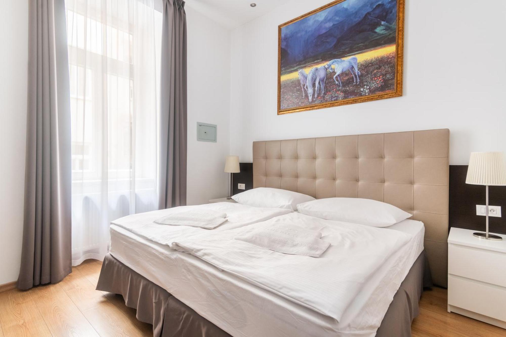 Riverside Palace Suites Praga Esterno foto