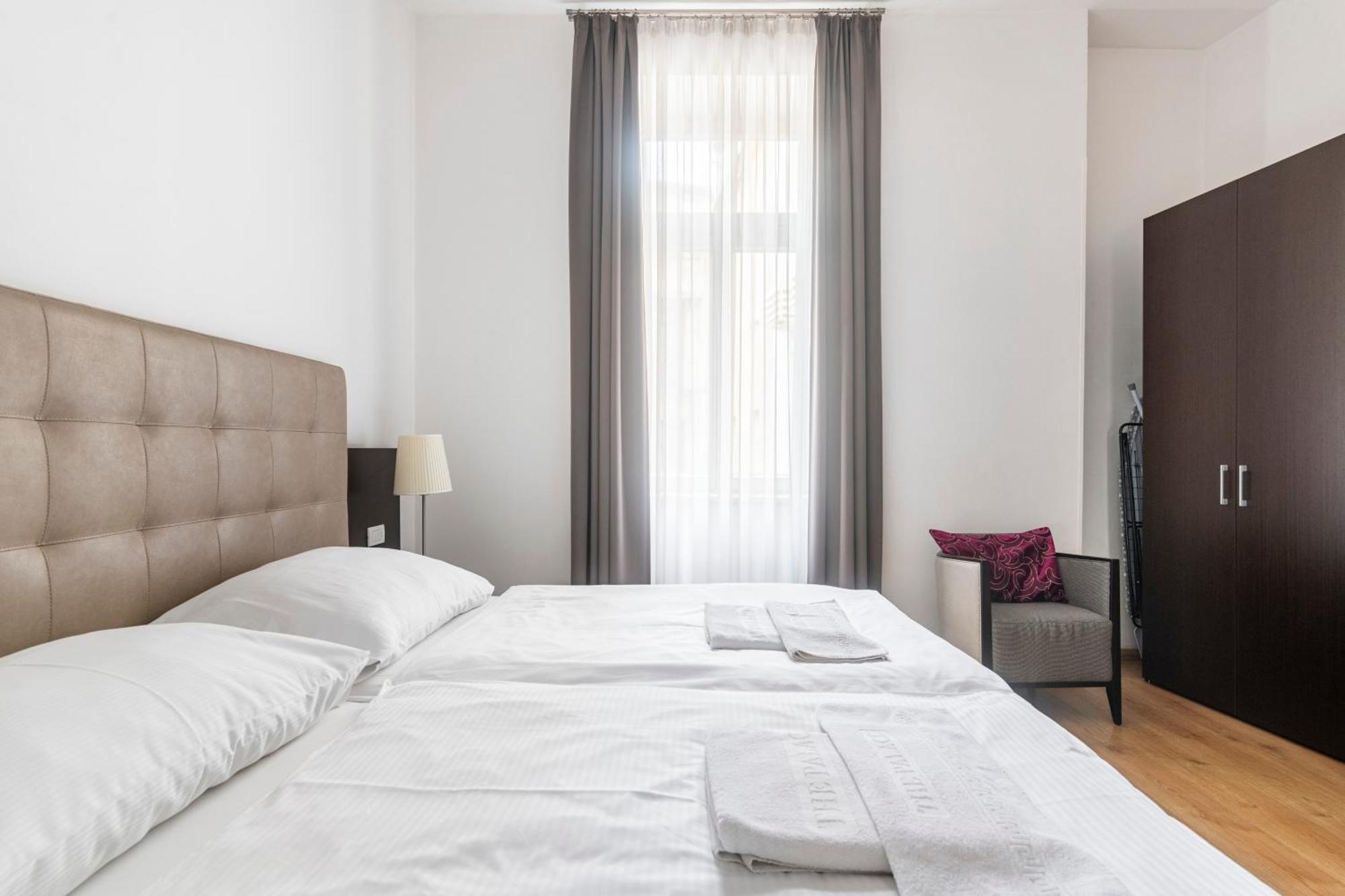 Riverside Palace Suites Praga Esterno foto